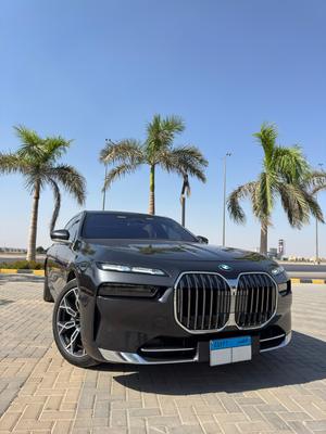بي ام دبليو 740 2025